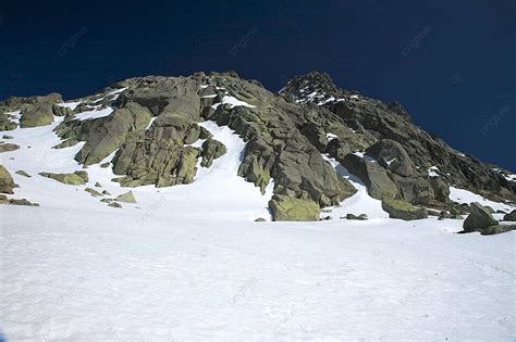 Fundo Pico De Rocha Na Neve Ao Ar Livre Pedra Fria Foto E Imagem Para