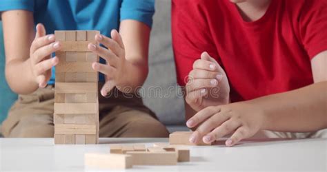 Acercamiento De Ni Os Felices Jugando Con Ladrillos De Madera En Casa