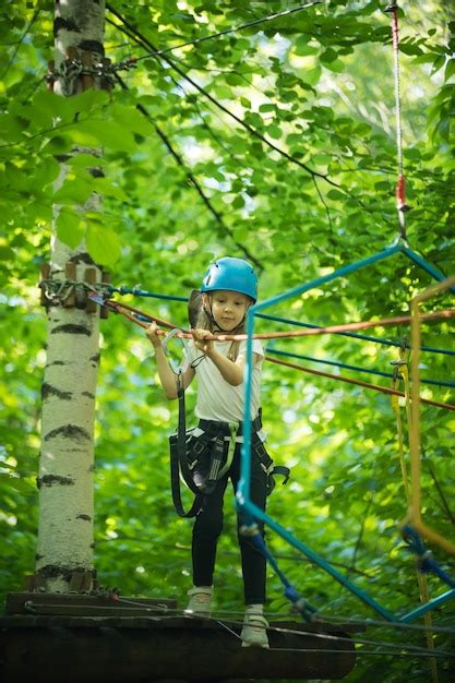 Aventura De Cuerda Extrema En El Bosque Una Ni A Peque A A Punto De