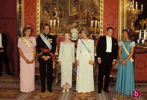 Los Reyes Juan Carlos y Sofía las Infantas Elena y Cristina reciben a