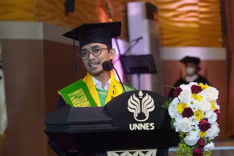 Kisah Sendu Wisudawan Terbaik Unnes Tanpa Ibu Hingga Bayar Kuliah Dari