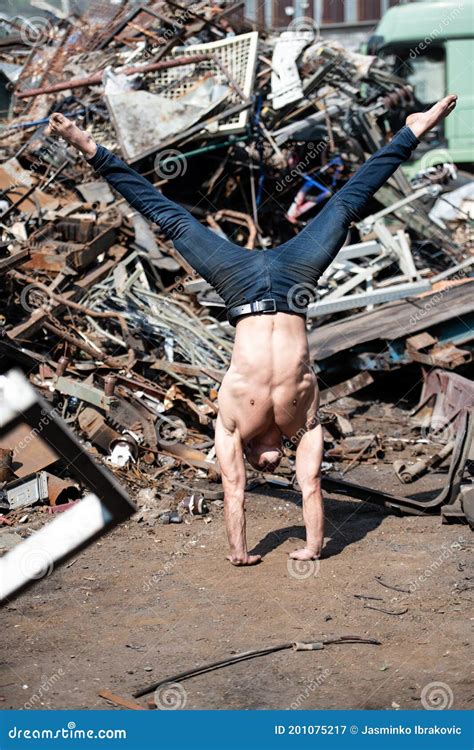 Gimnasta Masculina De Pie En Las Manos Y Manteniendo El Equilibrio