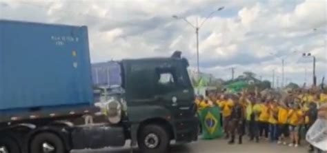 Bolsonaristas Comemoram Chegada De Contêineres Na Ba “fuzis Para