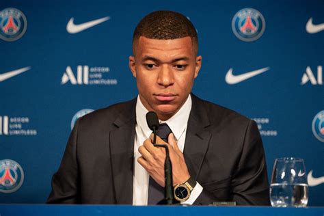 Photo Kylian Mbappé lors d une conférence de presse suite au