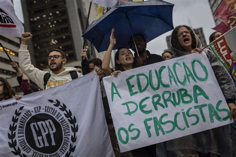 Em S O Paulo Estudantes Protestam Contra Cortes Na Educa O