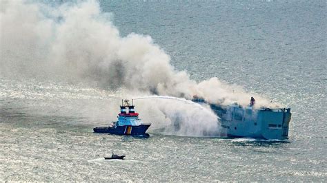 Brand auf Autofrachter Einsatzkräfte vor Ameland kämpfen gegen