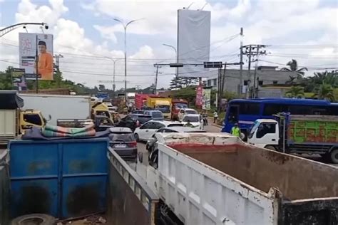 Kemacetan Parah Di Simpang 4 Paal 10 Kota Jambi Pengerjaan Jalan Siang