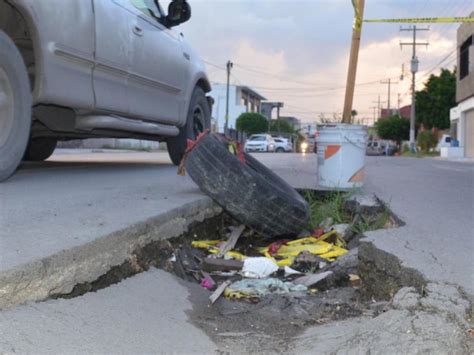 Piden vecinos se les repare un socavón