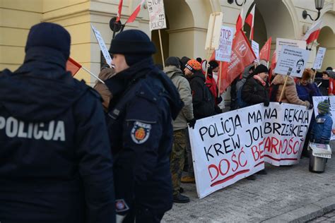 Protest lokatorów przed Komendą Stołeczną Policji Państwo ma krew na