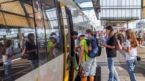 Remchingen Baum F Llt Auf Oberleitung Bahn Wird Evakuiert Baden