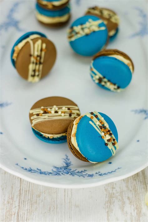 Wei E Schokoladen Eierlik R Macarons Mit Blaubeer Kern Marion S