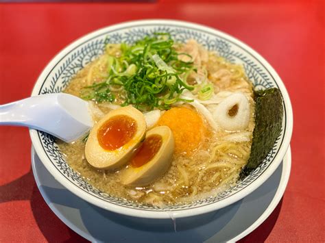 ロードサイドの人気店『丸源ラーメン』の「熟成醤油肉そば」をさらにウマくする味変方法とは？ ページ 2 食楽web