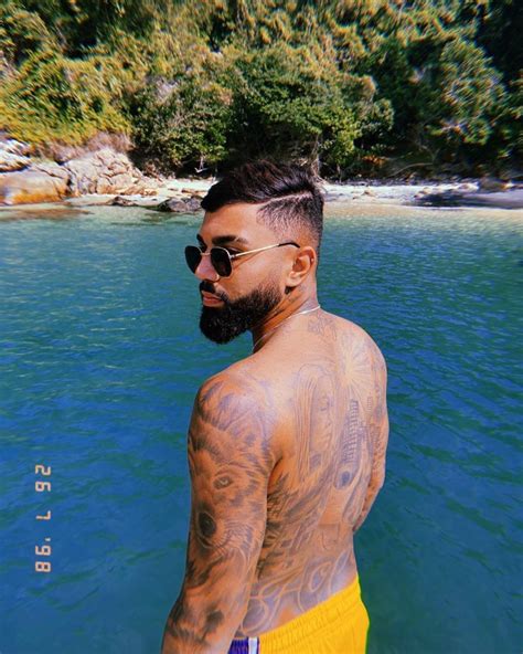 Gabigol Curte Domingo Na Praia E Exibe Novo Visual Revista Marie