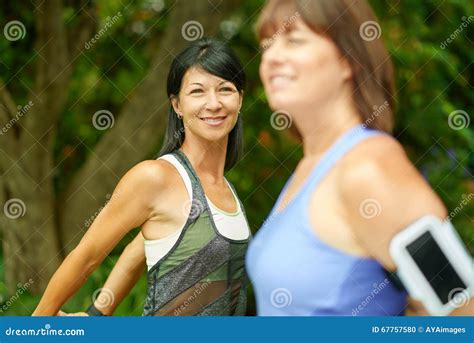 Due Donne Mature Che Tengono Misura E Che Streching Prima Del