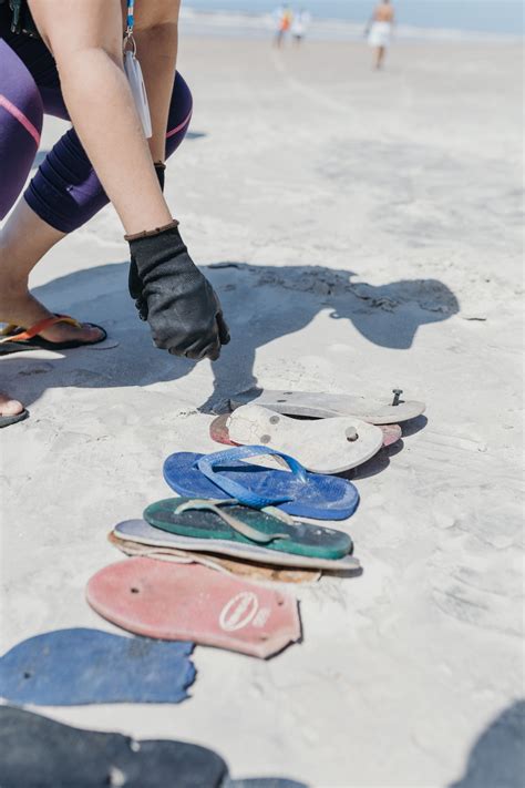 Ação sustentável da Havaianas retira 256kg de lixo em praia de Ilhéus