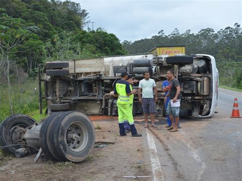 G1 Acidente Entre Carro E Caminhão Provoca Engarrafamento Na Br 101