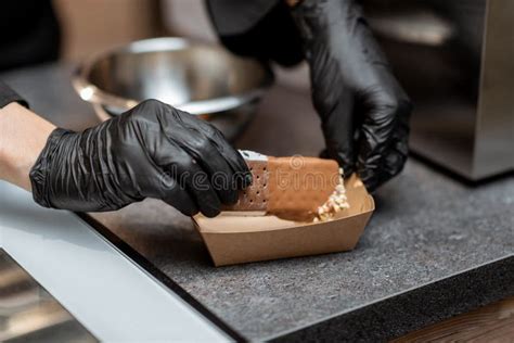 Hacer Helado De Chocolate Con Recubrimiento Imagen De Archivo Imagen