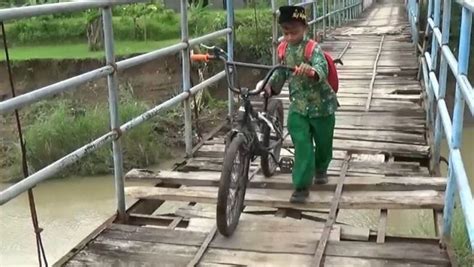 Jembatan Gantung Di Cilacap Rusak Parah Warga Nekat Lewat Meskipun Bahaya