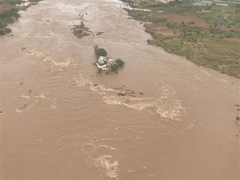 India Thousands Stranded In Madhya Pradesh After Rivers Reach Record