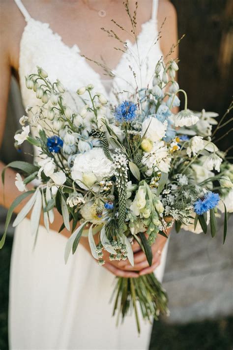 Wiesenblumen mit blauen Akzenten Brautstrauß Blumenstrauß hochzeit