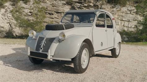 Avete mai visto un auto con due motori a benzina È la 2CV Sahara