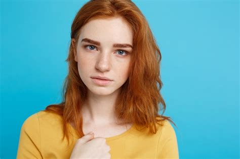 Headshot Portrait De La Fille Heureuse De Gingembre Aux Cheveux Roux