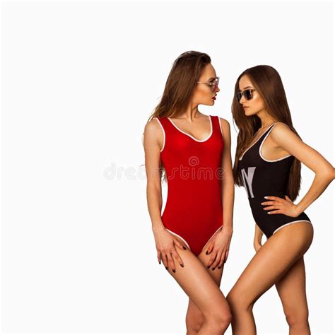 Duas Meninas Bonitas No Roupa De Banho Do Corpo Foto De Stock Imagem