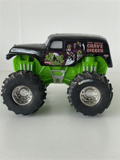 Mattel Hot Wheels Monster Jam Trucks Friction Grave Digger 2005 1 43