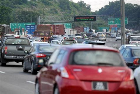 Gambar Kereta Di Atas Jalan Raya YoselintaroRangel