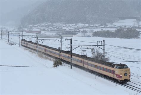 鉄道定番紀行 伯備線の積雪風景の中の下石見信号所を通過する381系も国鉄色編成特急「やくも9号」（下石見信号所）