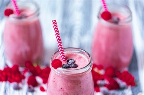 Batido De Tres Yogures Con Ar Ndanos Frambuesas Y Ar Ndanos Sobre Mesa