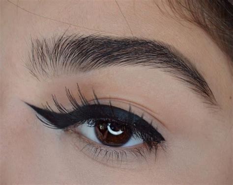 Girls Reverse Cat Eyeliner Is The Latest Rage Fashion Trends