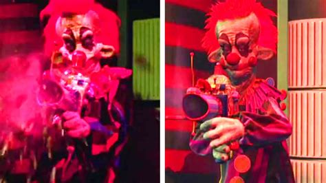 Killer Klowns From Outer Space The Game Comparaison Jeu Vs Film Youtube