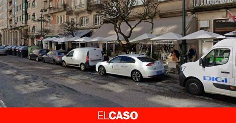 Un conductor de 95 años estrella el coche contra la terraza de un bar