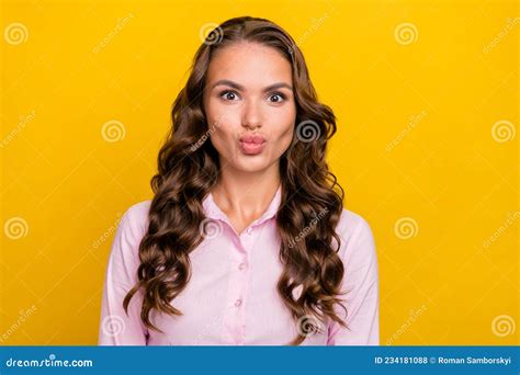 Foto De Una Jovencita Coqueta Dama De Brunette Golpea La Ropa De Beso Con Camisa Rosa Aislada En