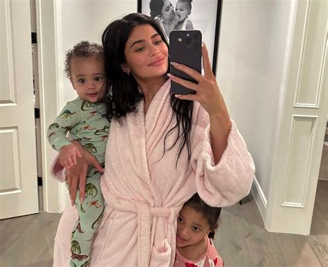 Kylie Jenner Muda Oficialmente O Nome Do Filho Meses Ap S O