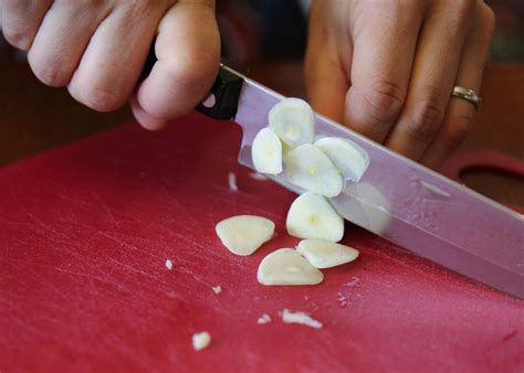 How To Peel Mince Crush And Slice Garlic Perkins Good Earth Farm