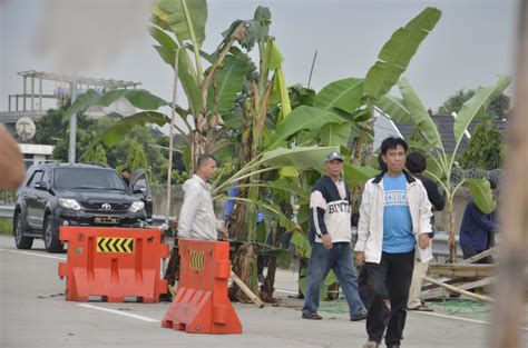 Warga Perwakilan Ahli Waris Jatikarya Kembali Lakukan Aksi Blokir Jalan