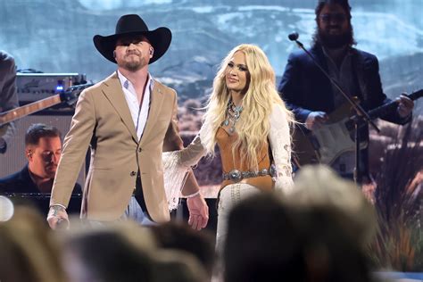 Carrie Underwood Returns To Cma Stage For Surprise Duet Watch