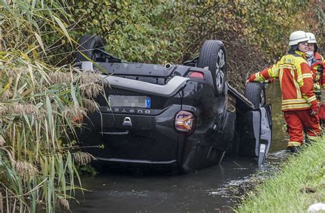 Auto Landet Auf Dem Dach In Der Aid