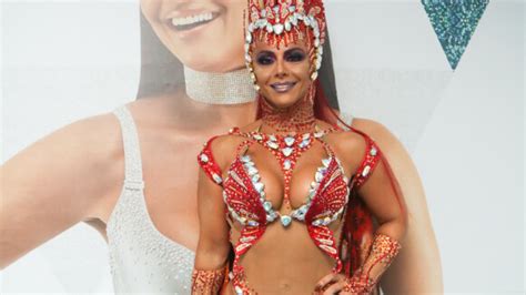 Foto Viviane Araújo exibe corpo em forma no desfile das campeãs no