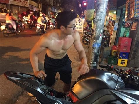 Hot boy dắt xe có vô tư lộ body đẹp mơn trớn Thế giới đàn ông đẹp trai online