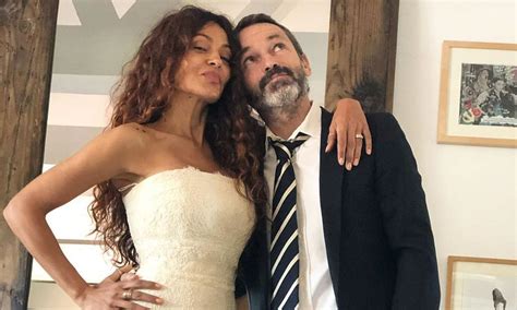 Patricia Pérez y Luis Canut se visten con los trajes de su boda 13