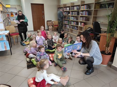 Przedszkolaki W Bibliotece Miejska Biblioteka Publiczna Im Boles Awa