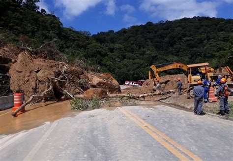 Deslizamento De Pedra De Mais De Toneladas Bloqueia A Mogi Bertioga