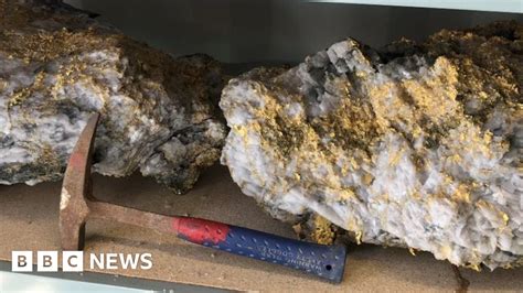 Huge gold-encrusted rocks unearthed in Australia - BBC News