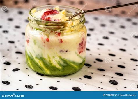 Vidrio Con Yogurt Frambuesa Chocolate Blanco Y Nata De Pistacho Con