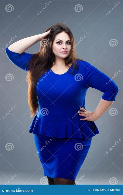 Mod Le Plus De Taille Dans La Robe Bleue Grosse Femme Aux Cheveux