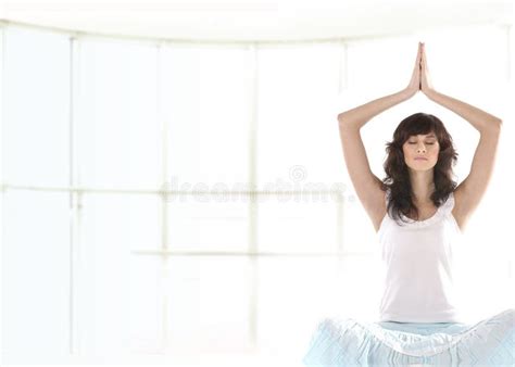 Junge Und Ein Meditierender Pass Sitz Brunette Stockfoto Bild Von Getrennt Aerobic 14035718