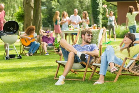 Jeunes Amis Ayant Le Pique Nique De Barbecue Photo Stock Image Du